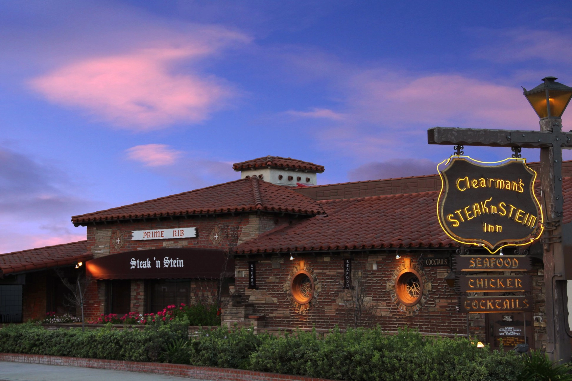 Steak 'N Stein Inn dining room with central fire pit and warm Old World atmosphere